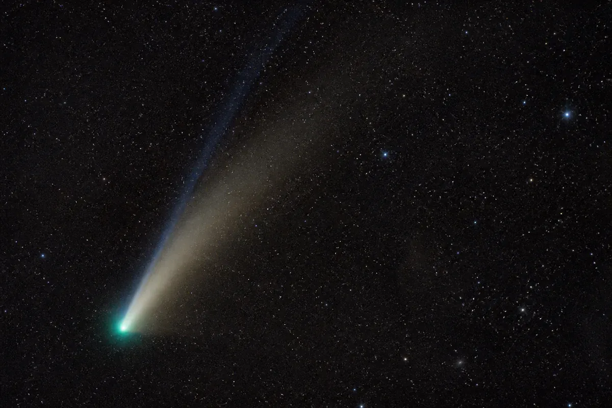 Comète : la définition scientifique, du noyau à la queue de plasma