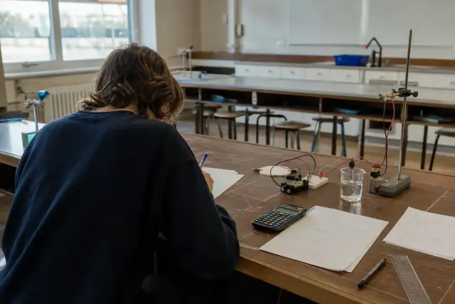 Le programme de terminale physique-chimie se travaille par problèmes